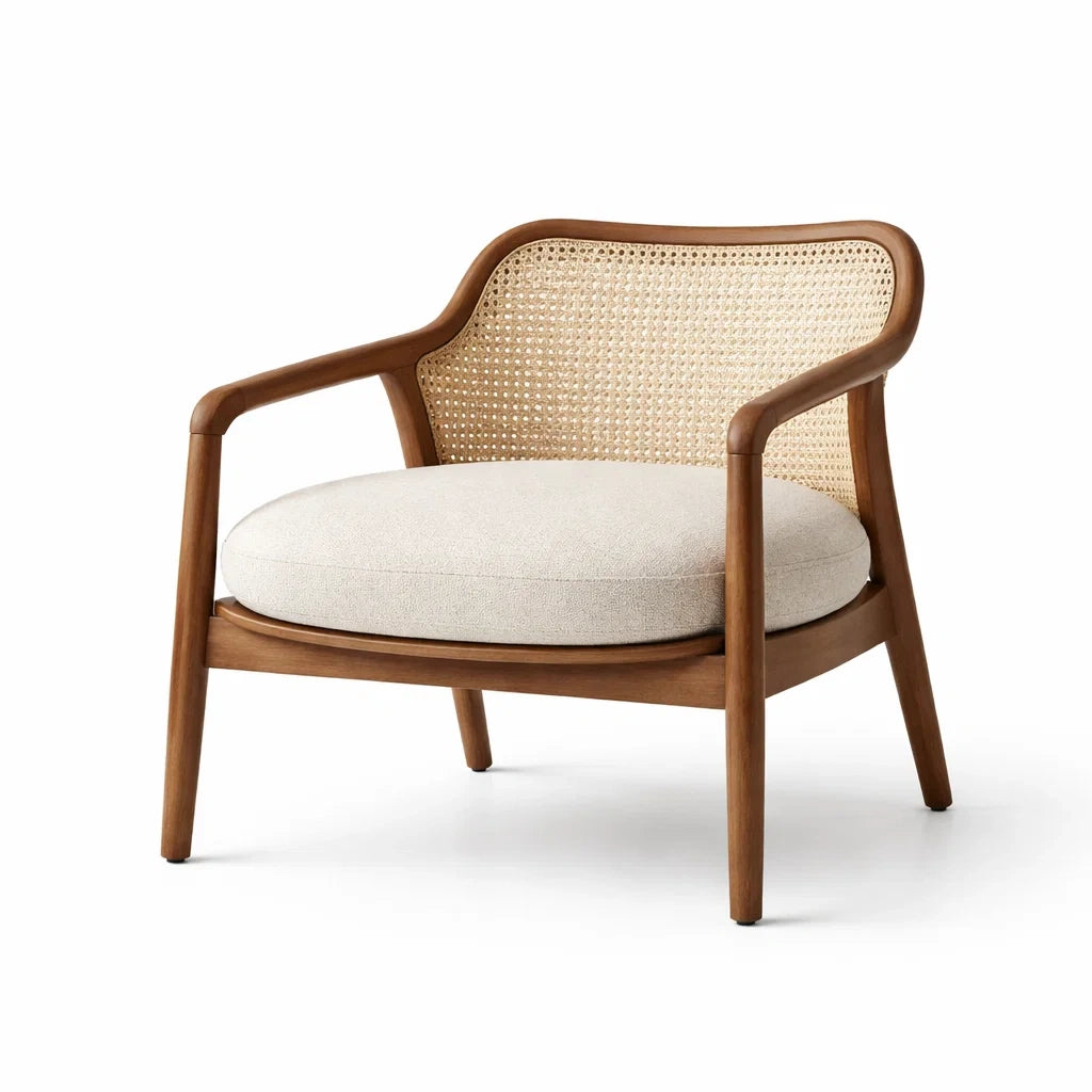 Poltrona in legno con schienale in rattan e cuscino beige