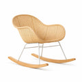 Sedia a dondolo in rattan con struttura in acciaio e gambe in legno di betulla